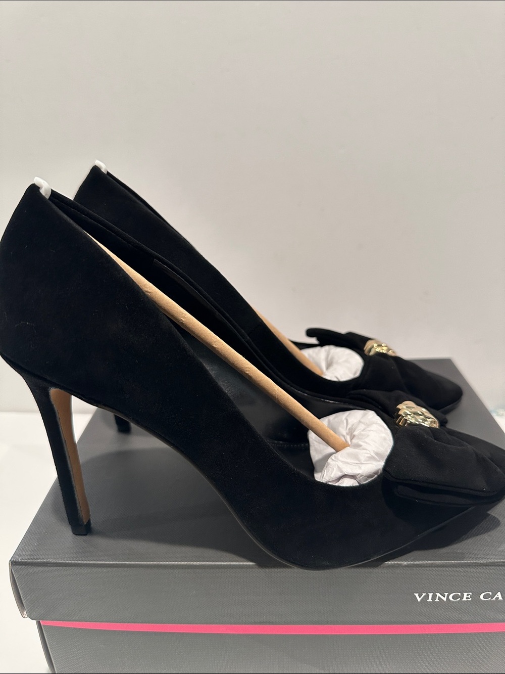 New in Box Vince CAMUTO Black Suede 3” Heels Pumps w/Bow and Goldtone Hardware. - Picture 4 of 8